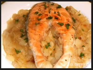 SALMÓN ENCEBOLLADO AL VINO