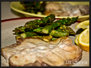 TINTORERA Y ESPÁRRAGOS A LA PLANCHA