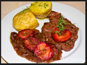 CHULETA DE CERDO CON CIRUELAS ROJAS