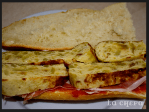 BOCADILLO DE TORTILLA DE PATATAS, JAMÓN Y TOMATE