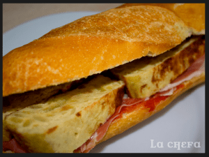 BOCADILLO DE TORTILLA DE PATATAS, JAMÓN Y TOMATE2
