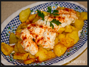 PATATAS CON ALIOLI DE LECHE Y PIMENTÓN