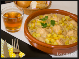 ALBÓNDIGAS DE POLLO EN SALSA DE CEBOLLA