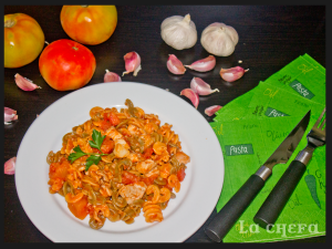 pasta-con-pollo-y-ajos-al-toque-de-albahaca