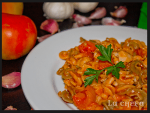 pasta-con-pollo-y-ajos-al-toque-de-albahaca2